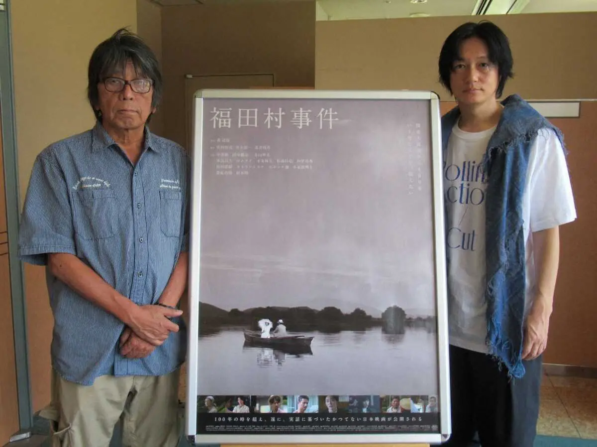映画「福田村事件」の舞台あいさつに登場した井浦新（左）と森達也監督