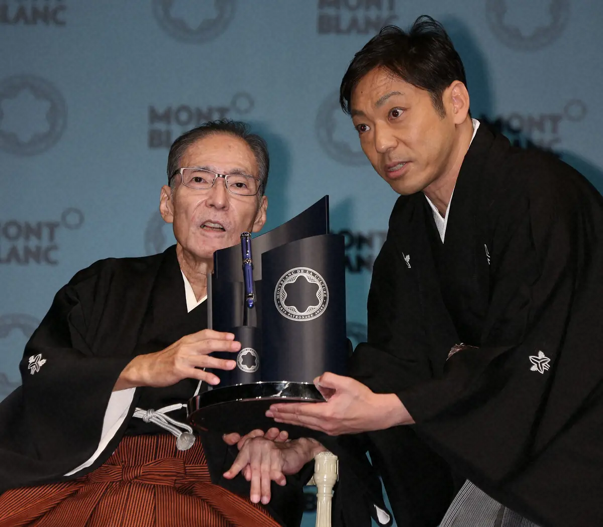 2013年、若手育成に力を注いだ人に贈られる「モンブラン国際文化賞」を受賞し、授賞式に出席する歌舞伎俳優の市川猿翁さん（左）と息子の市川中車（香川照之）