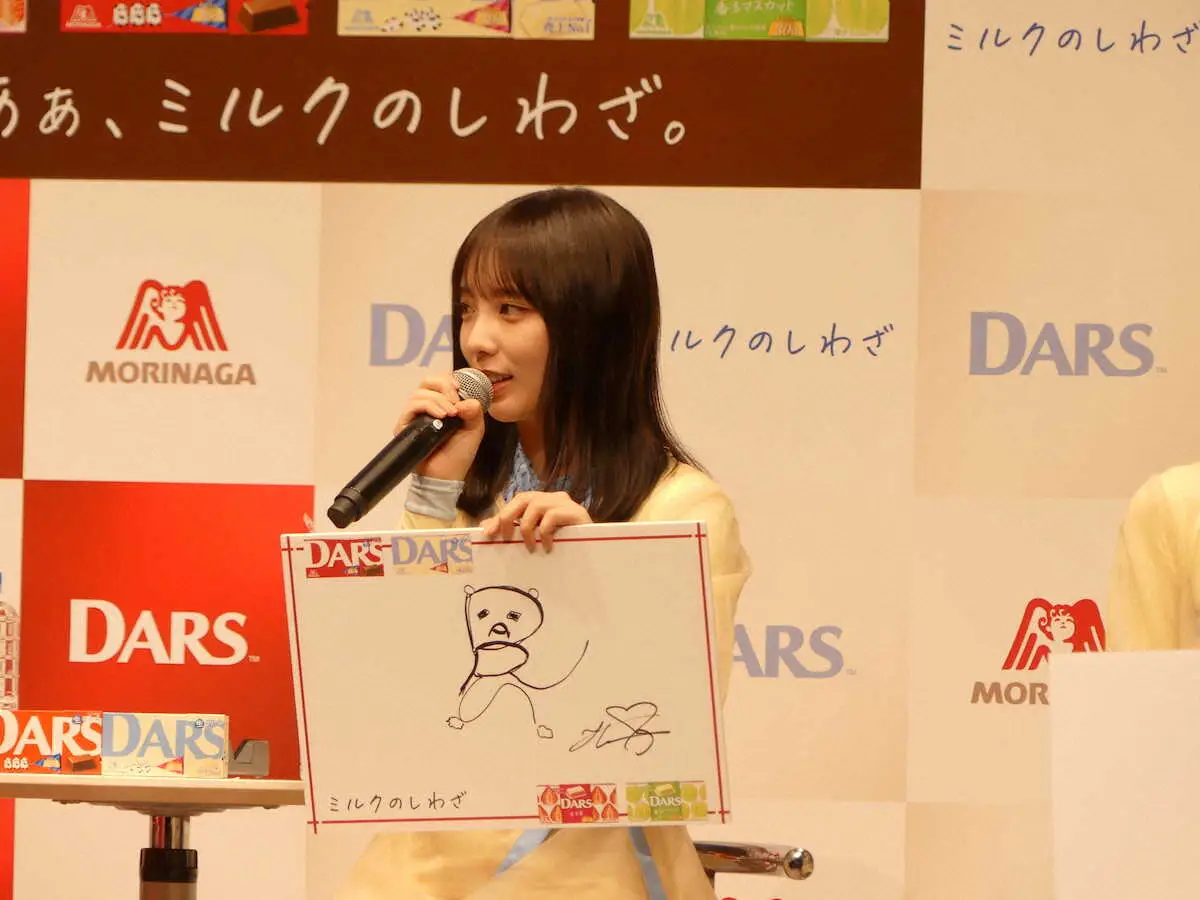 森永製菓「ダース」の新CM発表会のお絵かき対決で、DARSのアルファベットを使った独特なクマを描いた乃木坂46の与田祐希