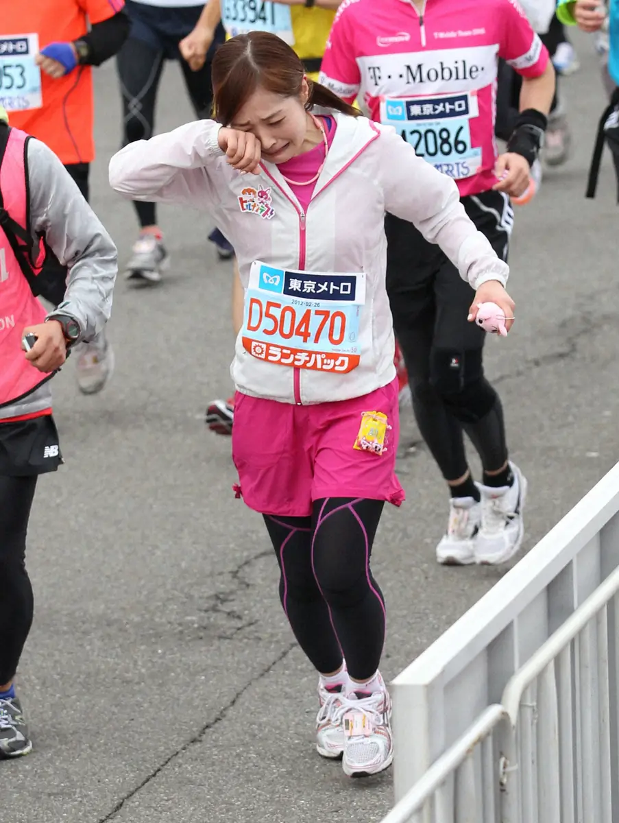 東京マラソンのゴール目前、涙ながらに走る水卜アナ