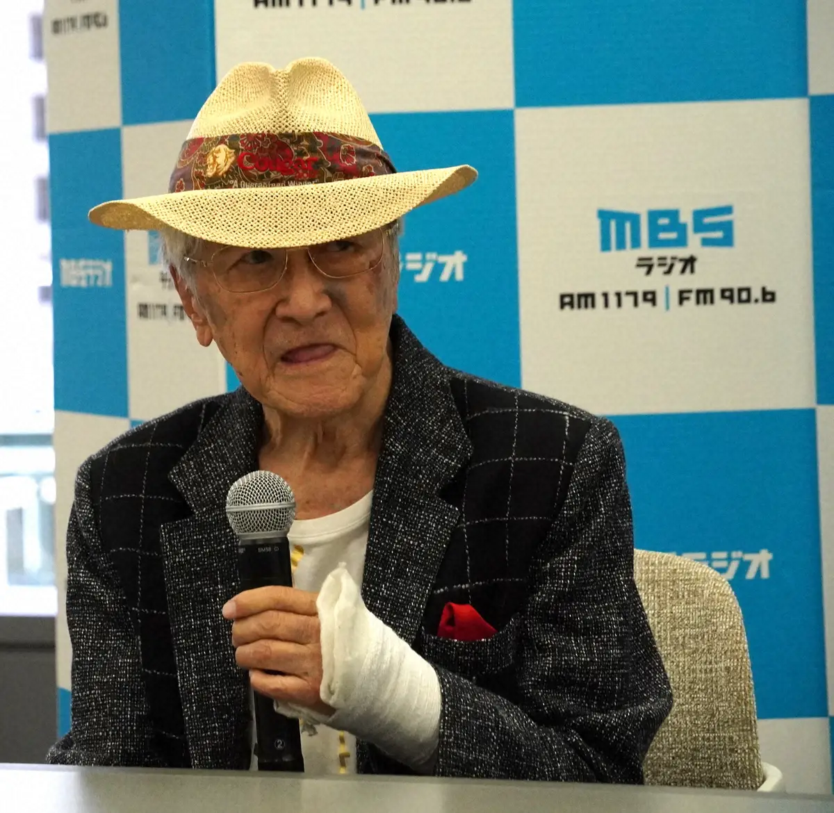 浜村淳　ギプス姿で会見「切りのいい50年で後進に道を譲ることになりました」平日枠ラジオ来年終了で