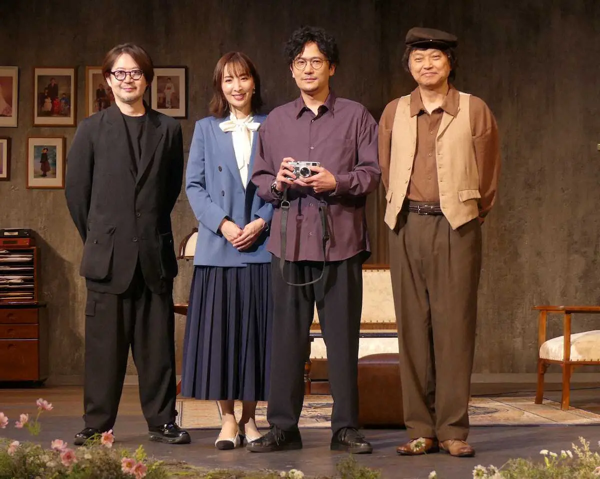 舞台「多重露光」の初日を迎えた（左から）真飛聖、稲垣吾郎、相島一之