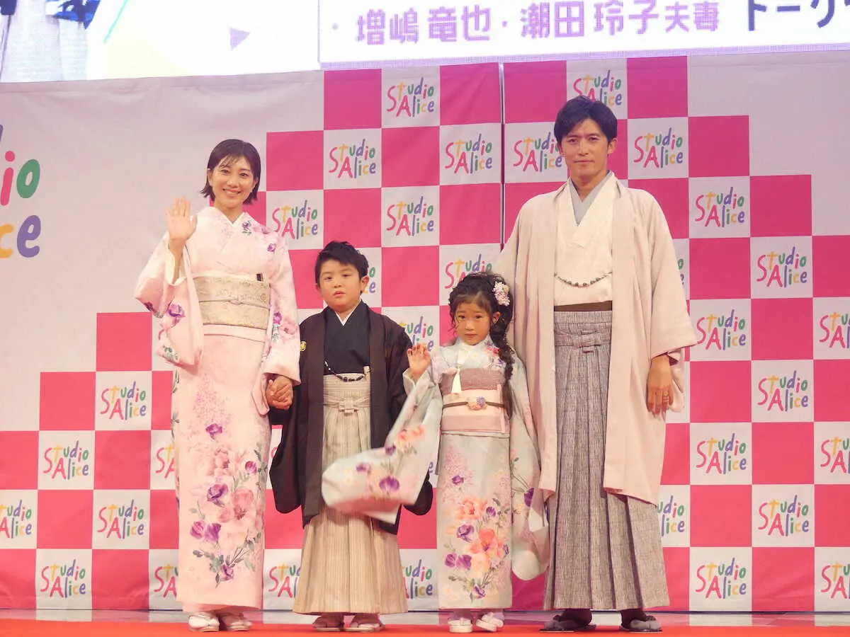 家族全員で初のイベントに出演した（左から）潮田玲子、りゅうせいくん、みれいちゃん、増嶋竜也