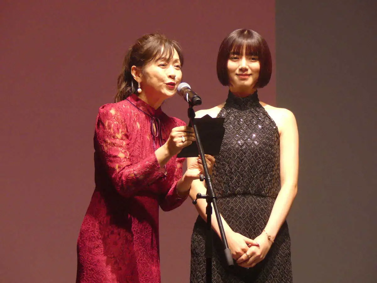 「TikTok　TOHO　Film　Festival　2023」の授賞式に出席した公式アンバサダーの池田エライザ（右）とゲストの斉藤由貴