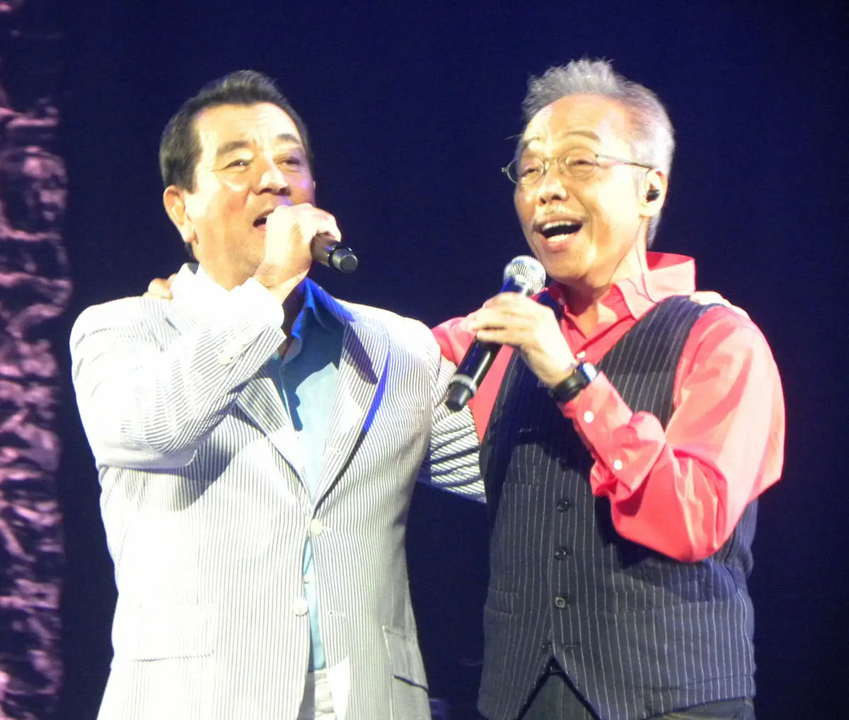 東日本大震災復興支援イベントで「サライ」を歌う歌手の加山雄三（左）と谷村新司さん（11年6月撮影）