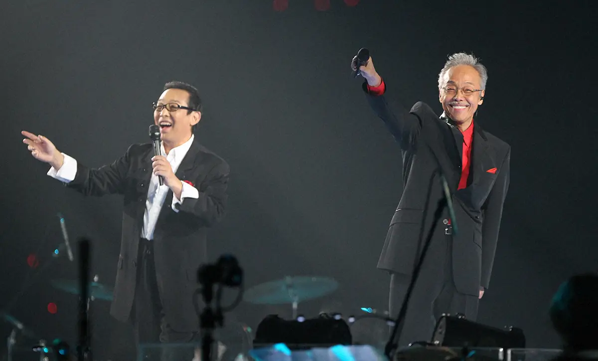 2012年4月、さだまさし（左）の還暦バースデーコンサートにゲスト出演した谷村新司さん