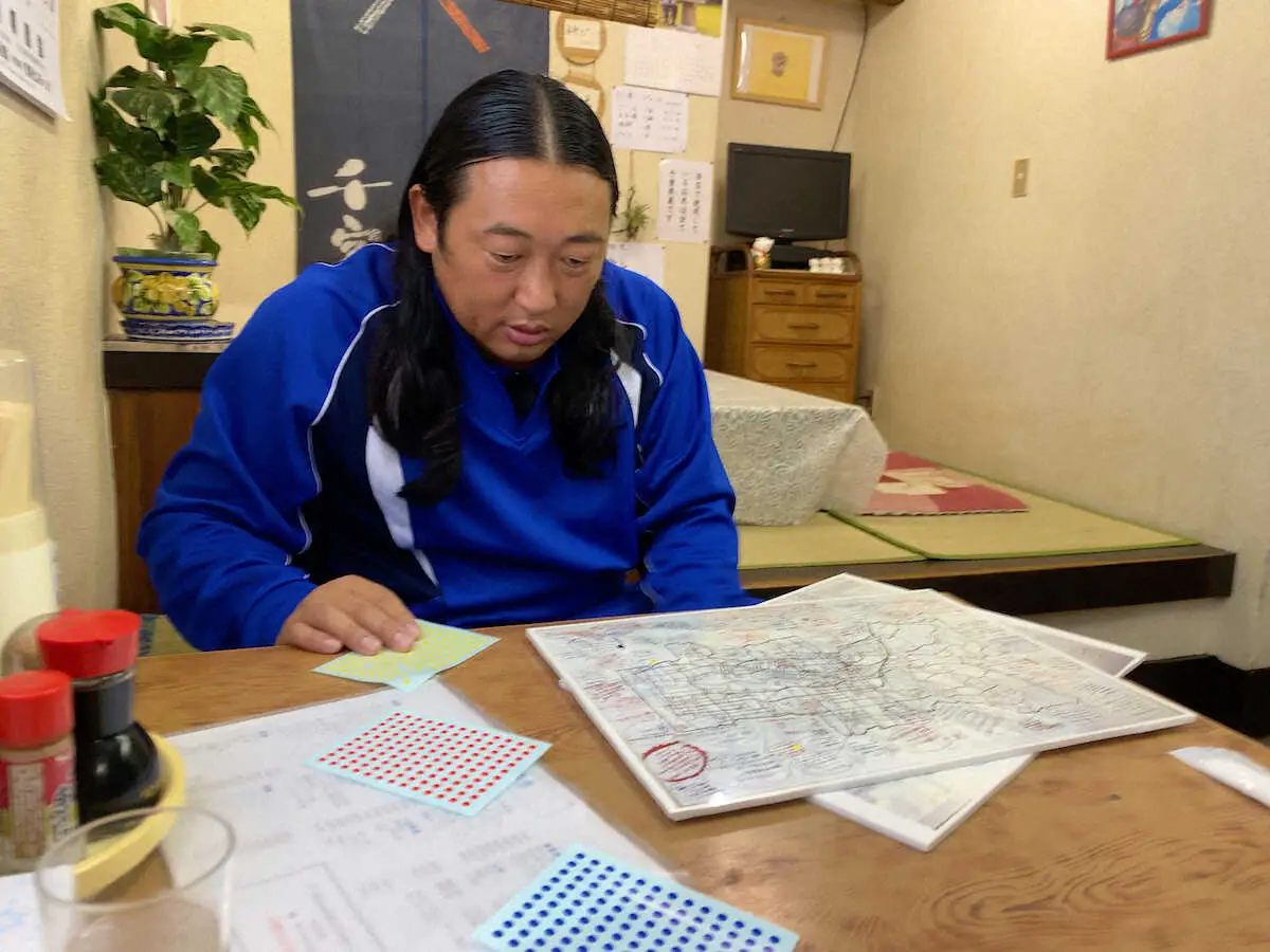 番組では秋山竜次が手書きの地図で興味を示した場所を訪問する(C)テレビ東京