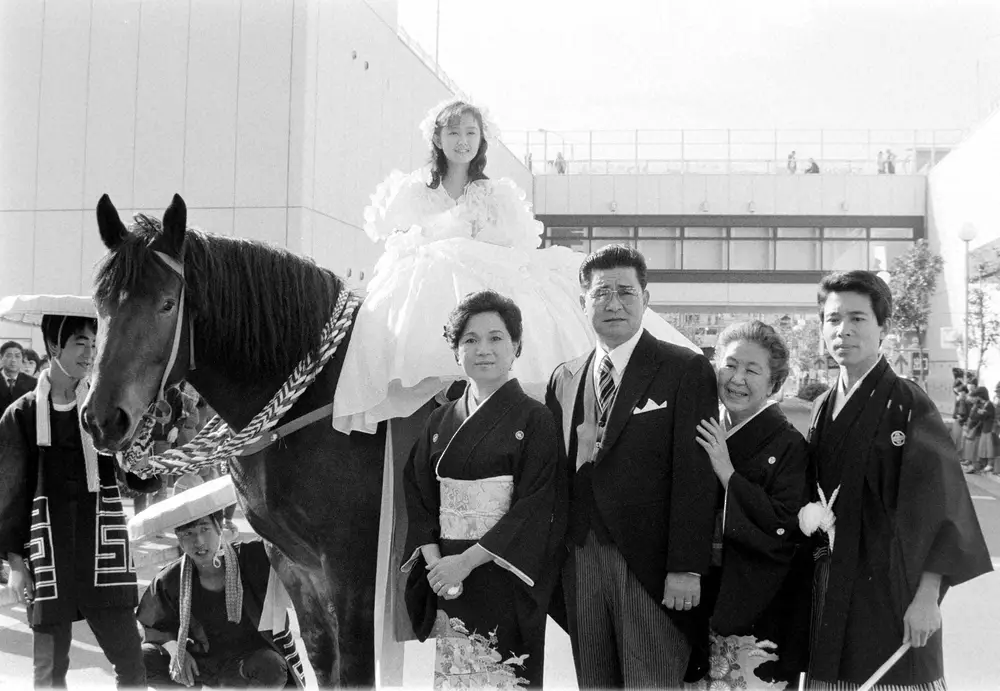 1985年11月、松竹映画「祝辞」の製作発表に出席する財津一郎さんら(右から3人目)。馬上には工藤夕貴