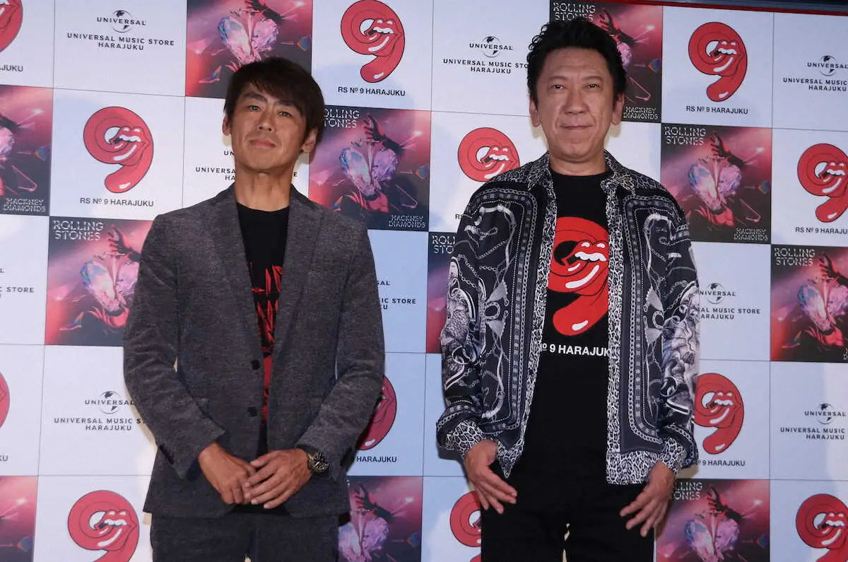 記念撮影に納まる布袋寅泰（右）とユニバーサルミュージック合同会社の藤倉尚社長兼CEO