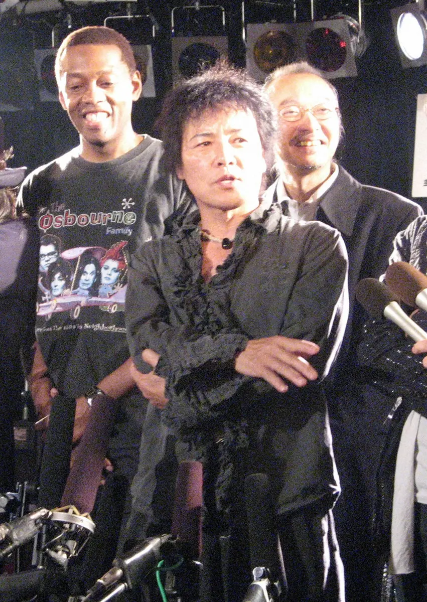 2007年、「もんた＆ブラザーズ」の復活ライブを発表したもんたよしのりさん（中央）とメンバー