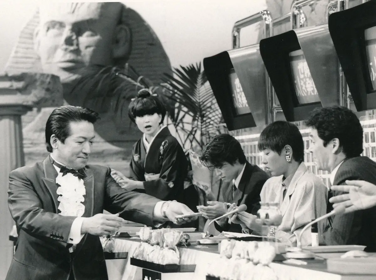 1986年4月、「世界ふしぎ発見！」第1回放送に出演する（左から）草野仁、黒柳徹子、野々村真、和田アキ子、井上順