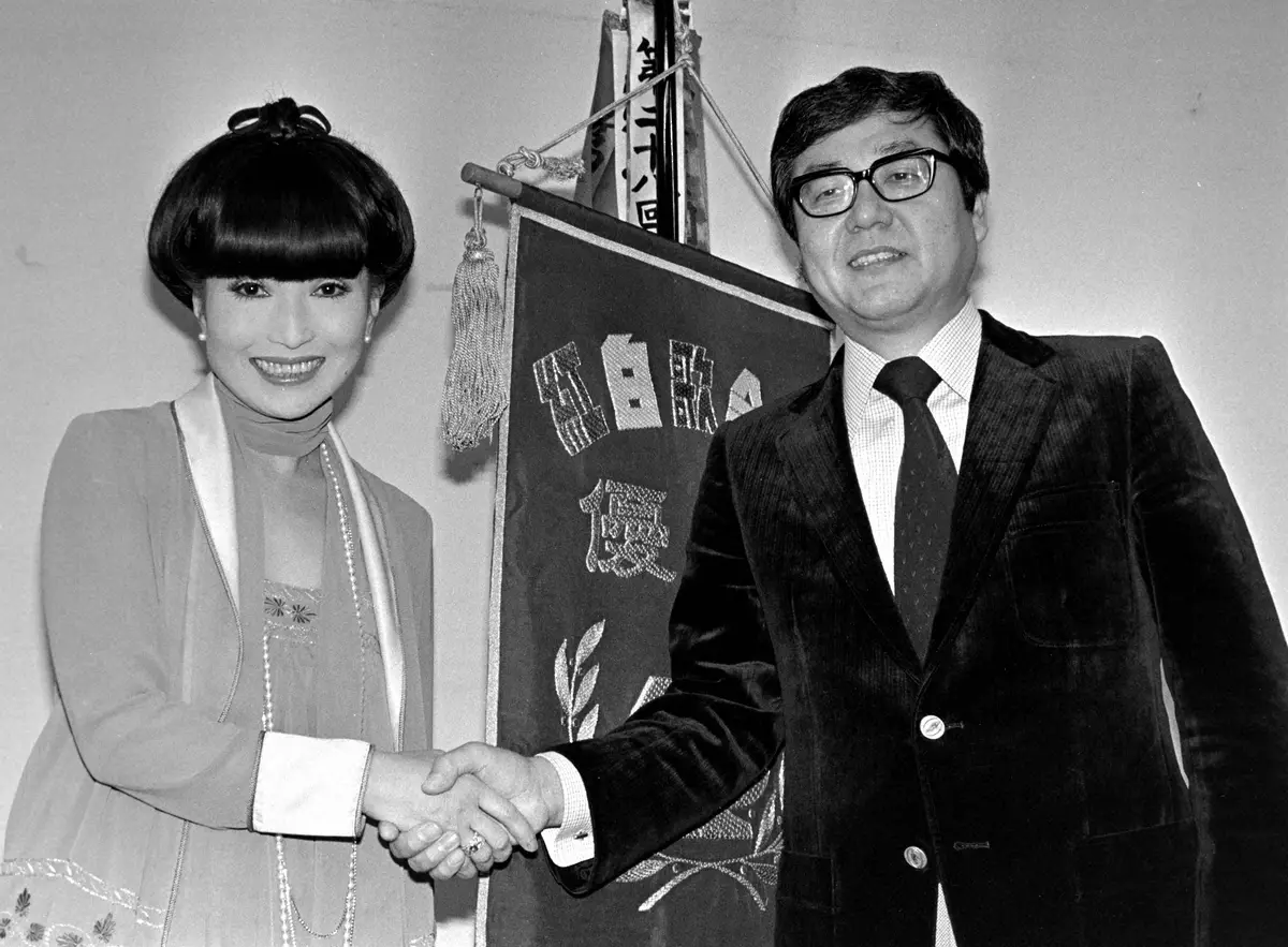 「第31回NHK紅白歌合戦」の司会者を務めた白組司会・山川静夫アナ（右） と紅組司会・黒柳徹子（1980年撮影）
