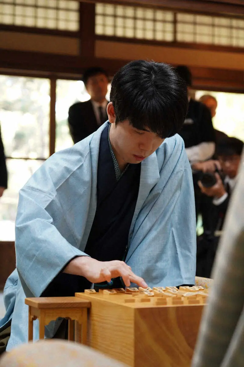 【画像・写真】【竜王戦第3局】連勝の藤井竜王、昼食休憩前に伊藤七段と長考連発　先手伊藤で戦型は相掛かり