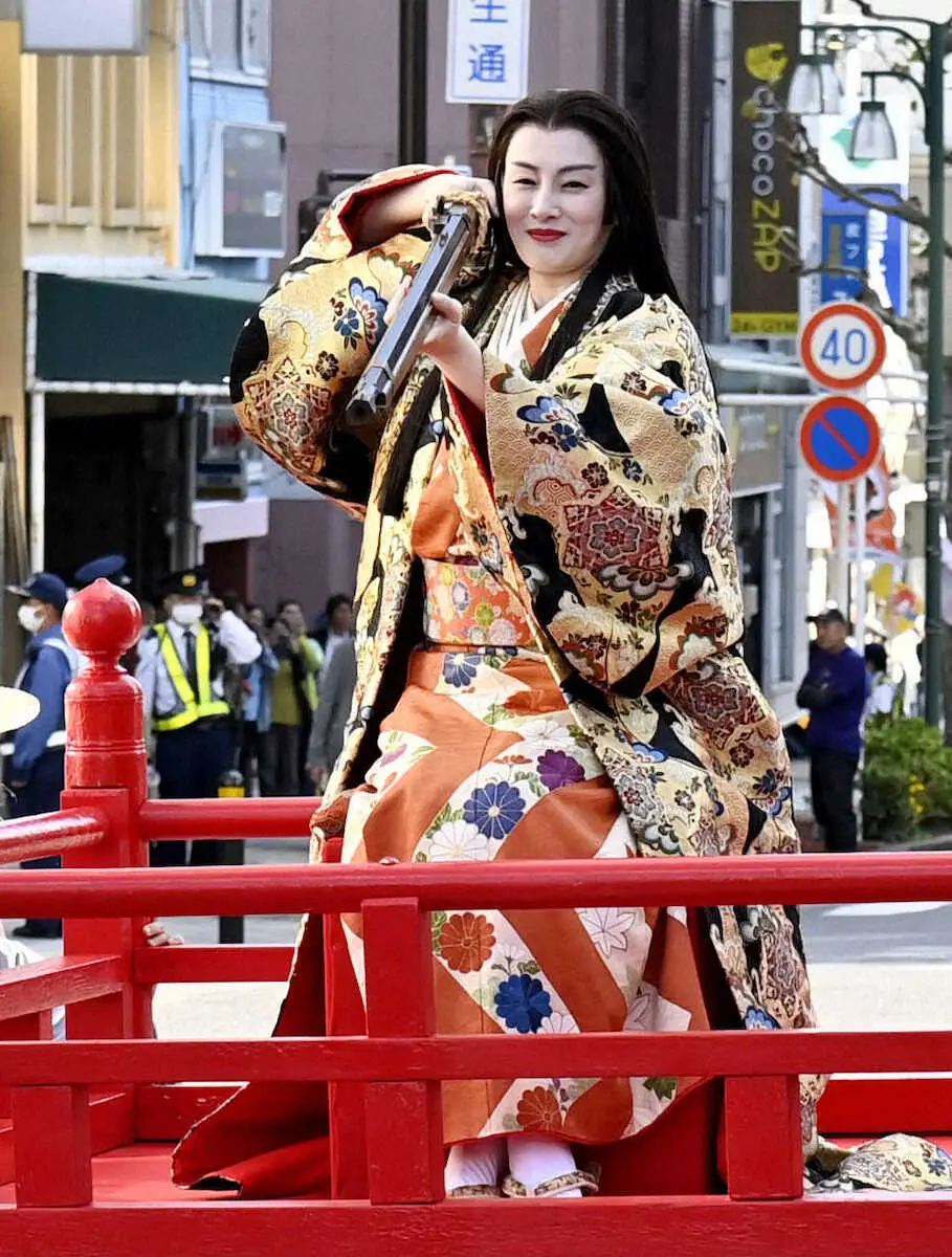 「家康行列」に特別参加、愛知県岡崎市内を練り歩き、小道具の火縄銃を手にポーズを取る北川景子