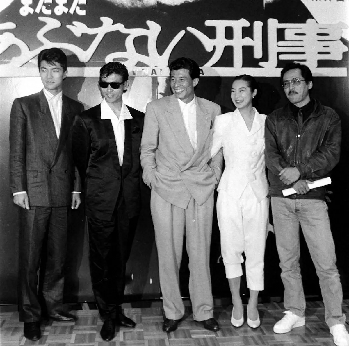 1988年、映画「またまたあぶない刑事」の製作発表に出席した（左から）仲村トオル、柴田恭兵、舘ひろし、浅野温子　