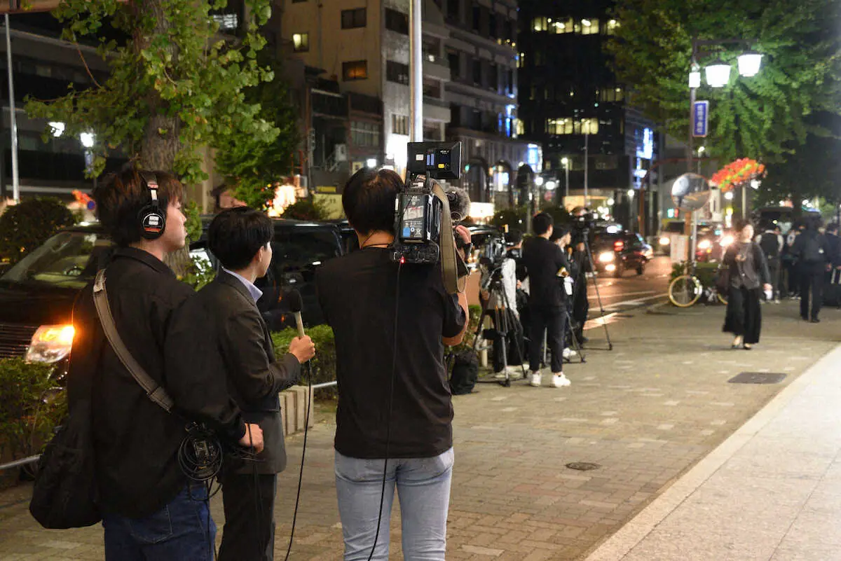 山崎まさよしのライブ会場前には報道陣約30人が集まった（撮影・小田切　葉月）