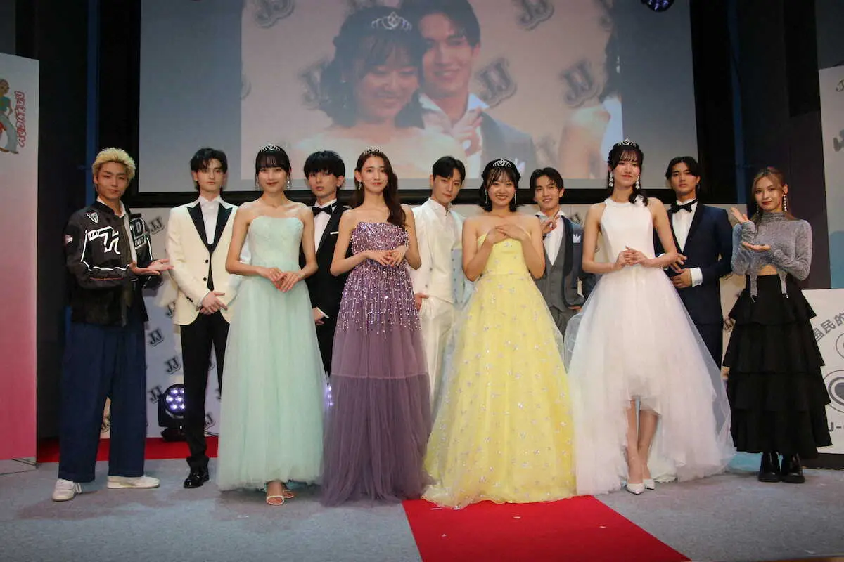 グランプリなどに選出された9名のモデルと、八村倫太郎（写真左）ら