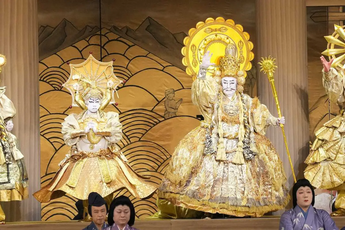 「吉例顔見世大歌舞伎」の初日を迎えた尾上丑之助（左）と尾上菊五郎（C）松竹