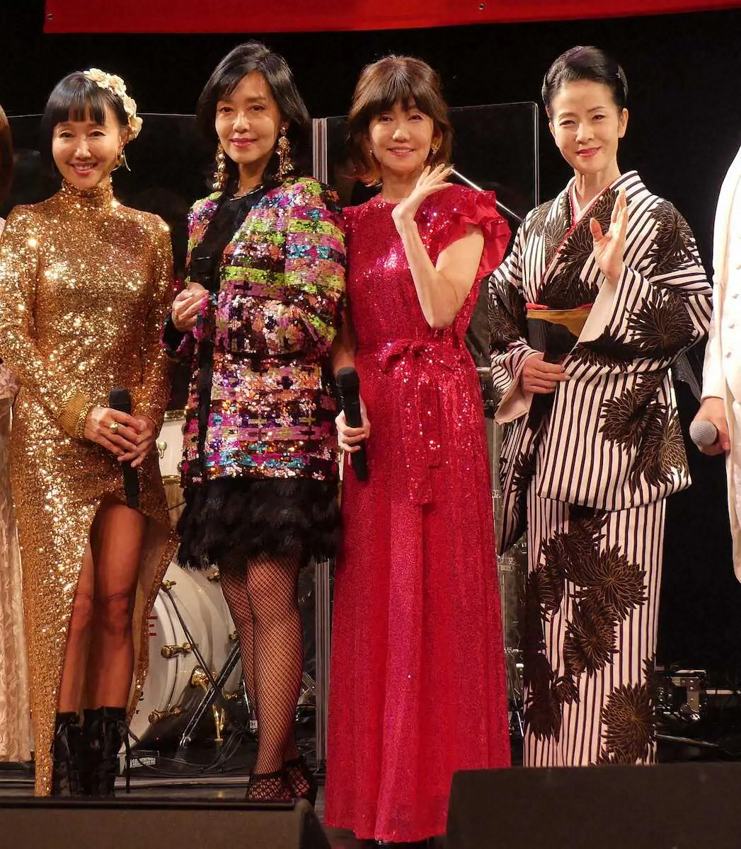 本田美奈子.さんの追悼コンサート「音楽彩」に出演した（左から）工藤夕貴、早見優、松本伊代、坂本冬美