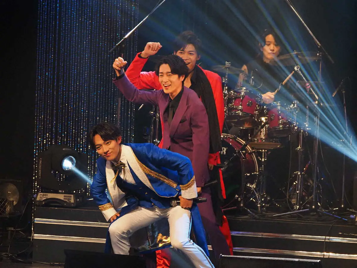 コンサートで「Choo　Choo　TRAIN」を歌う（手前から）辰巳ゆうと、真田ナオキ、新浜レオン