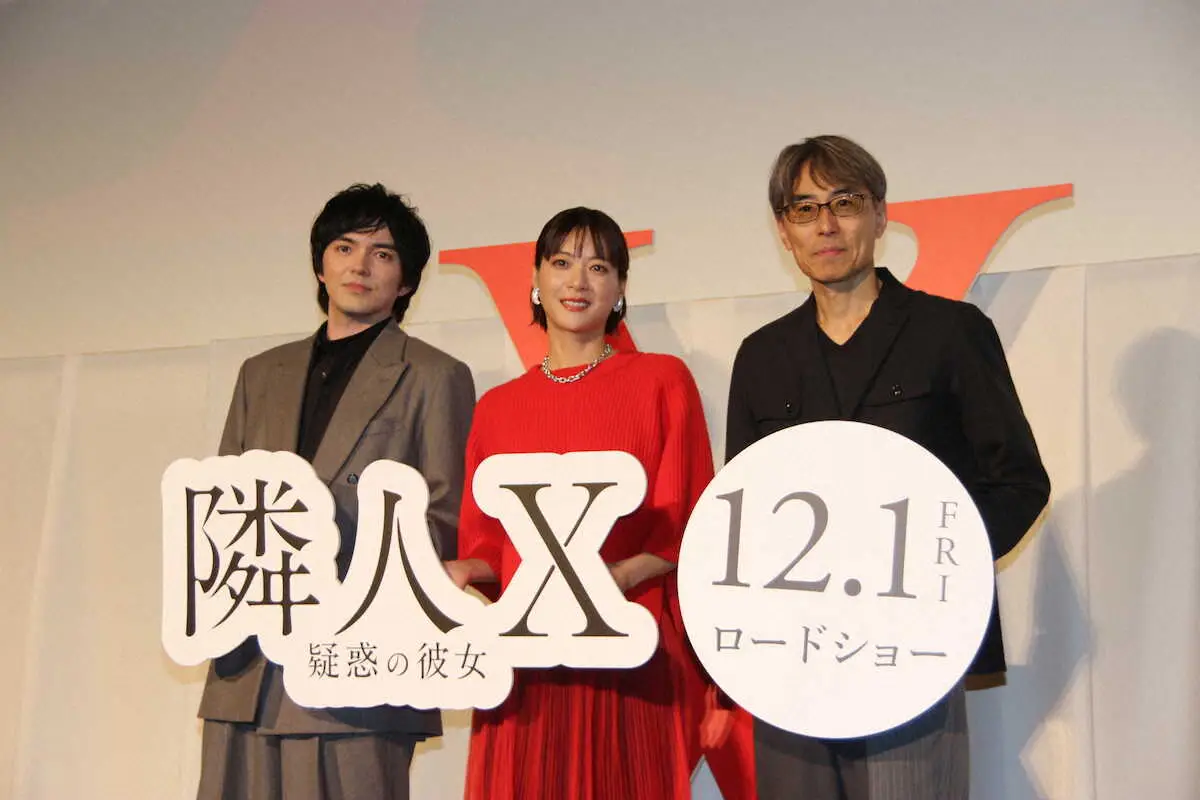 映画「隣人X　－疑惑の彼女－」の完成披露舞台挨拶に登場した（左から）俳優の林遣都、女優の上野樹里、熊澤尚人監督