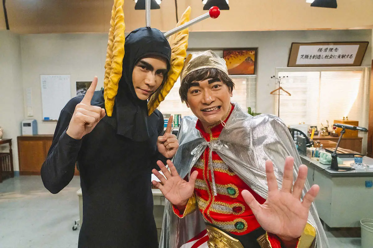 明石家さんま役を演じる岩田剛典（左）とビートたけしを演じる香取慎吾