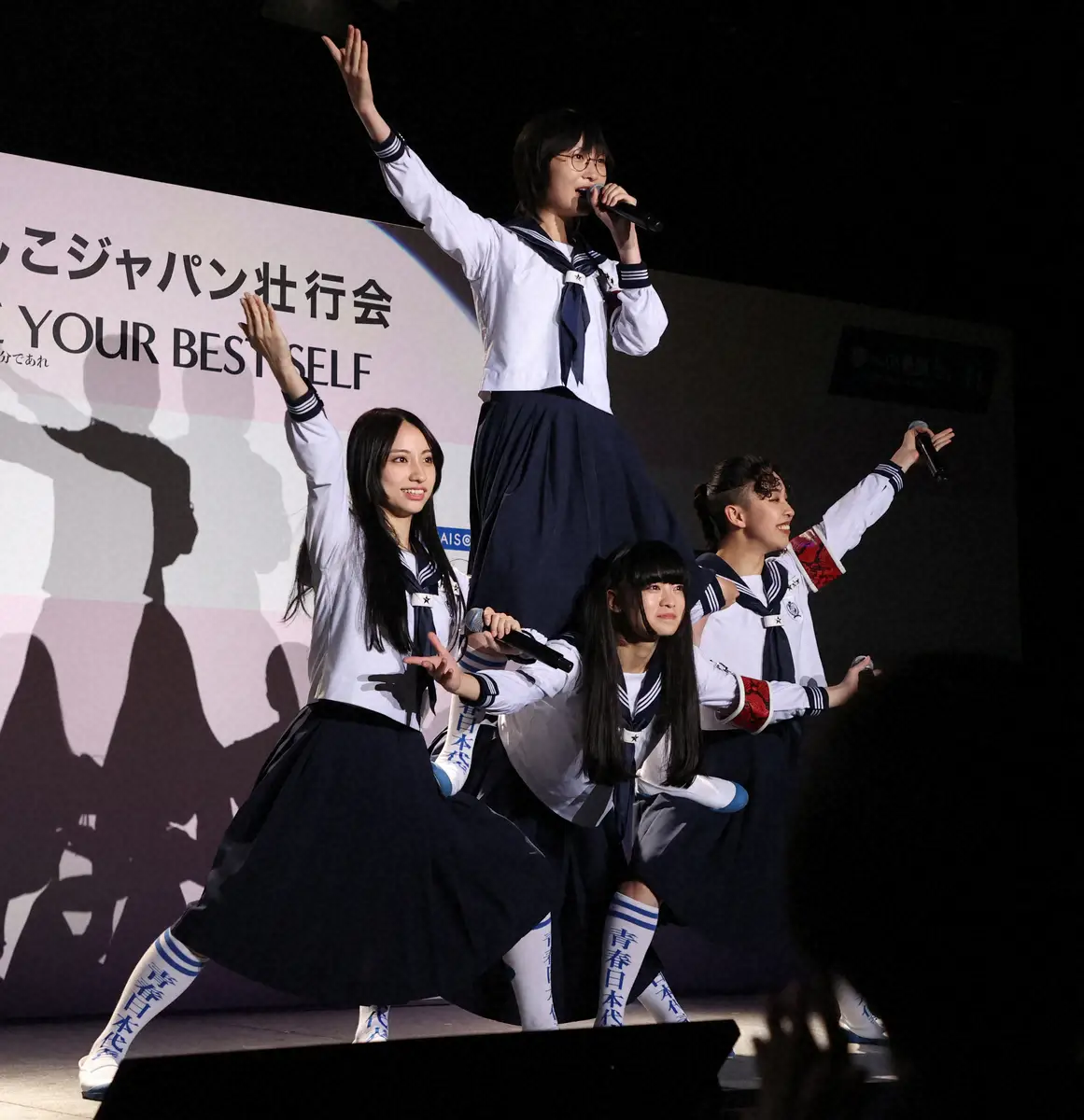 新しい学校のリーダーズ（左から）KANON、SUZUKA、MIZYU、RIN