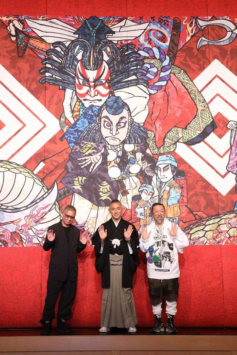 京都南座にかかる祝幕の前で記念撮影する（左から）三池崇史監督、市川團十郎、村上隆氏