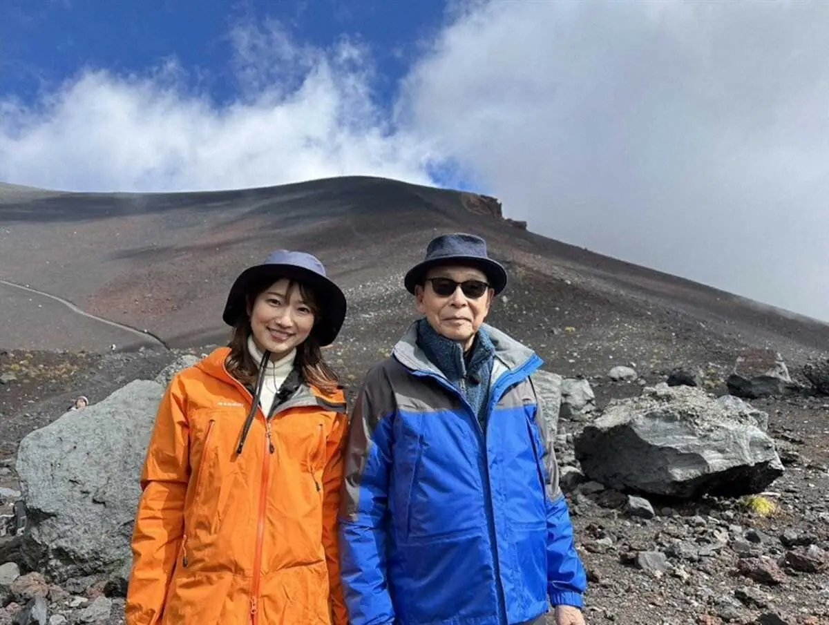 タモリ　富士山に登り巨大火口底へ　「火山の力はすさまじい」噴火の脅威を体感