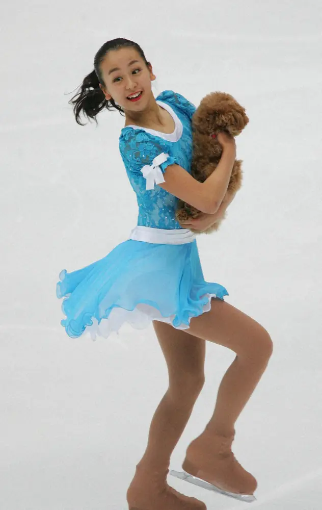 2007年１月「スーパーチャレンジ２００７」で、愛犬・エアロを抱いて演技を行った浅田真央さん