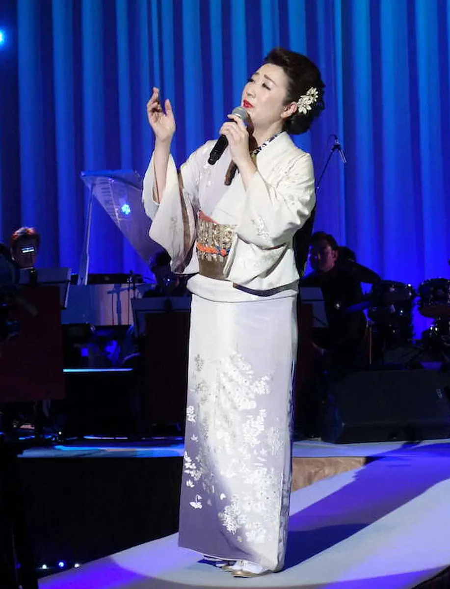 「15周年パーティー」で熱唱する入山アキ子