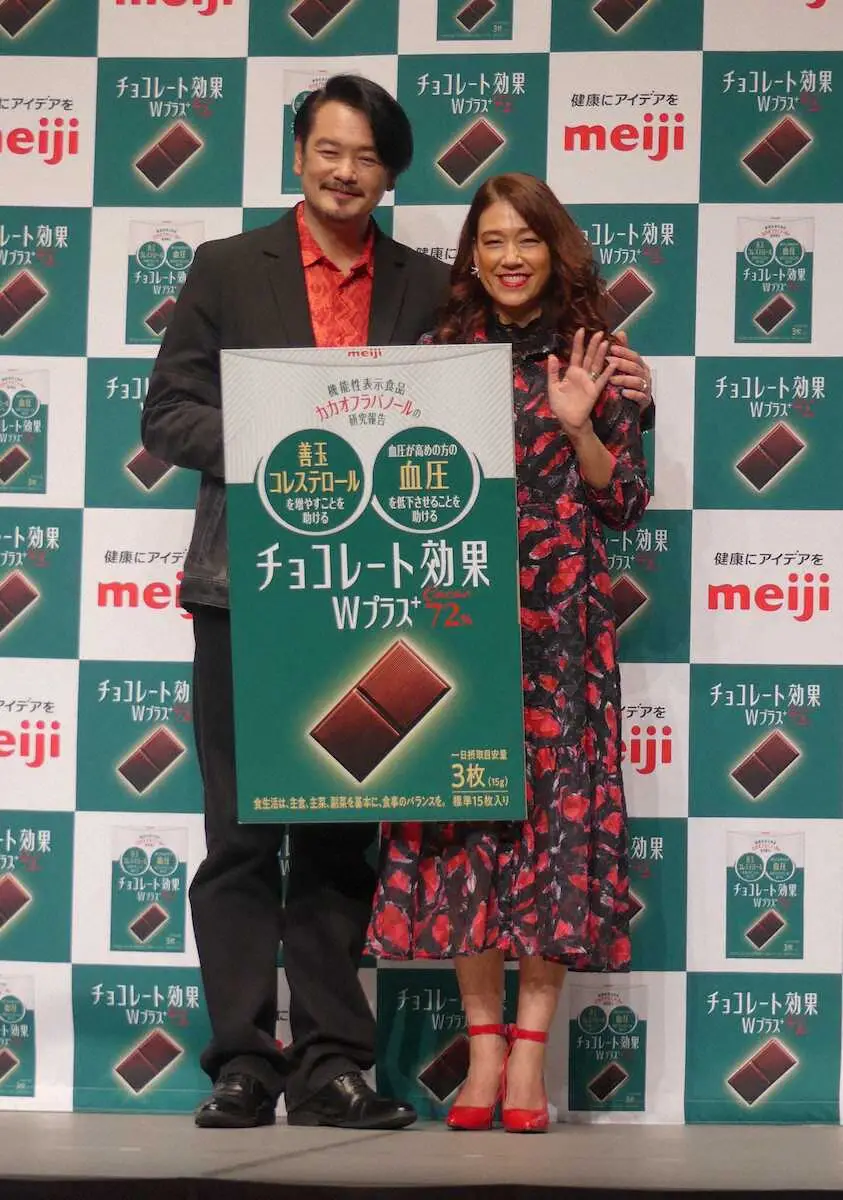 「いい夫婦の日」にイベントに出席した小田井涼平とLiLiCo夫妻