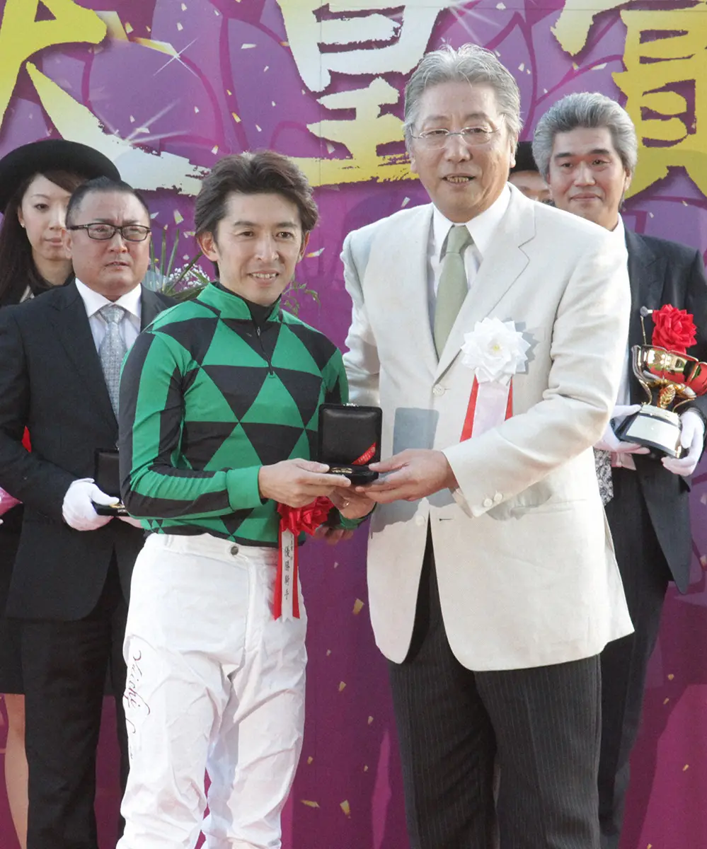 2013年10月27日、天皇賞・秋の表彰式でプレゼンターを務めた伊集院静さん（右）。左は福永祐一騎手