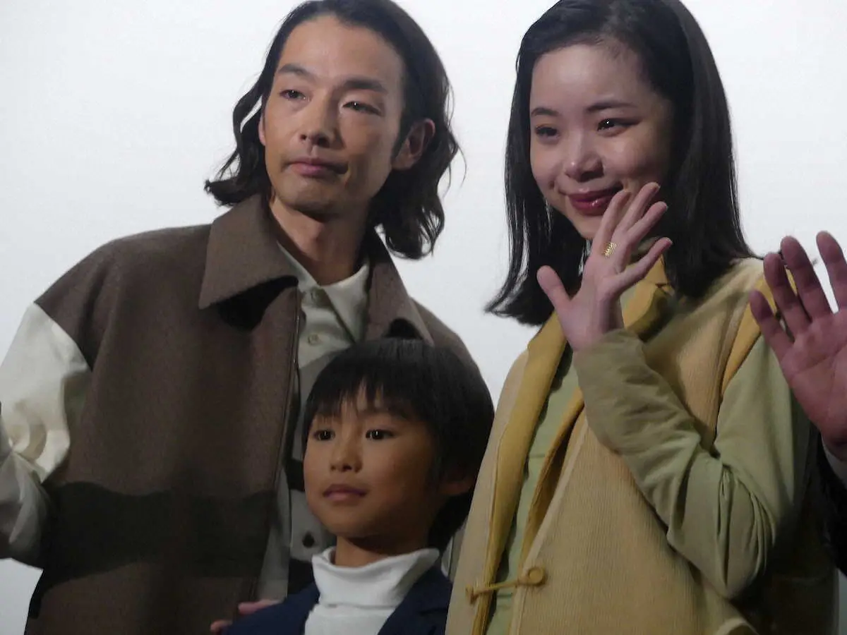 主演映画「ほかげ」の初日舞台あいさつで笑顔の（右から）趣里、子役の塚尾桜雅、森山未來
