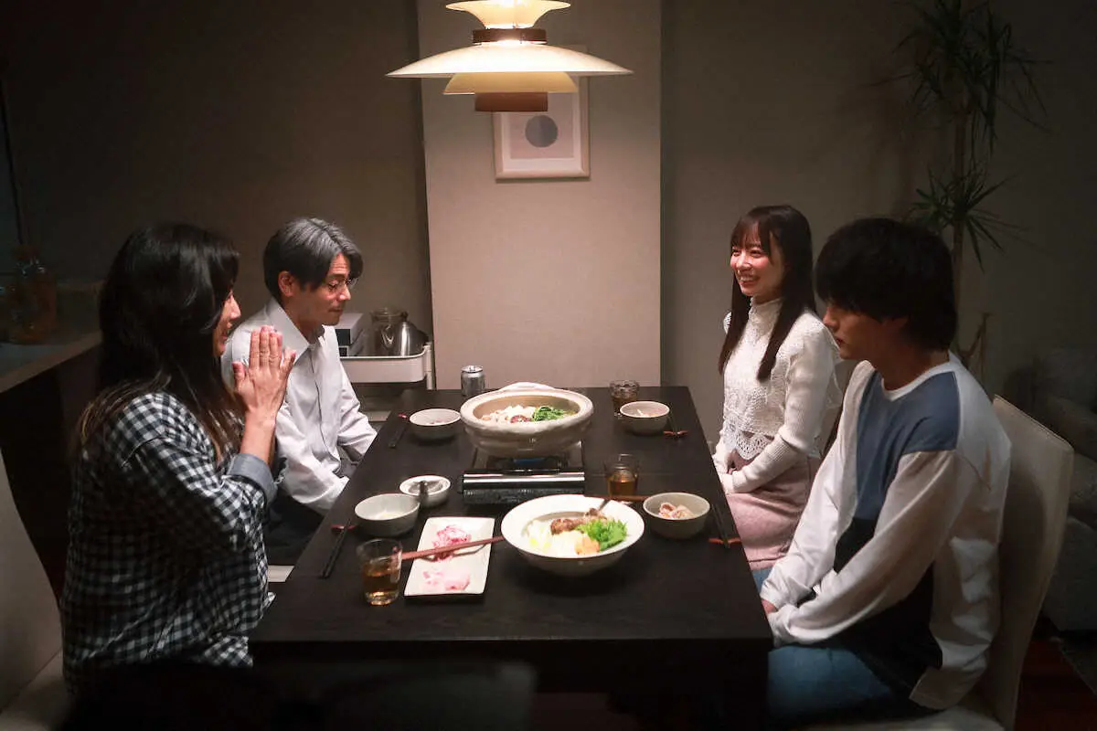 テレビ朝日「泥濘の食卓」主演の日向坂46齊藤京子（右奥）と、家族で食卓を囲むシーン