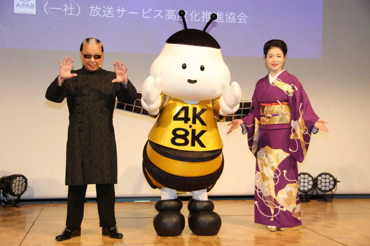 発表会に登場した（左から）Mr.マリック、キャンペーンキャラクターのヨンハチさん、藤あや子