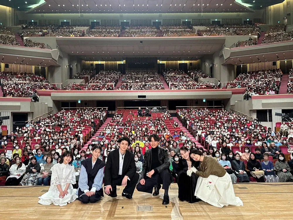 東京・渋谷のNHKホールで行われたNHKドラマ10「大奥　Season2」のファンミーティング。ファンに囲まれ笑顔の（左から）岸井ゆきの、志田彩良、古川雄大、福士蒼汰、愛希れいか、瀧内公美