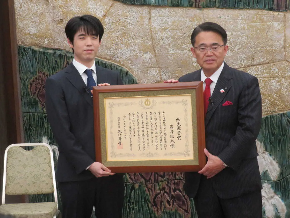 大村秀章知事（右）から愛知県県民栄誉賞を授与される藤井聡太王将