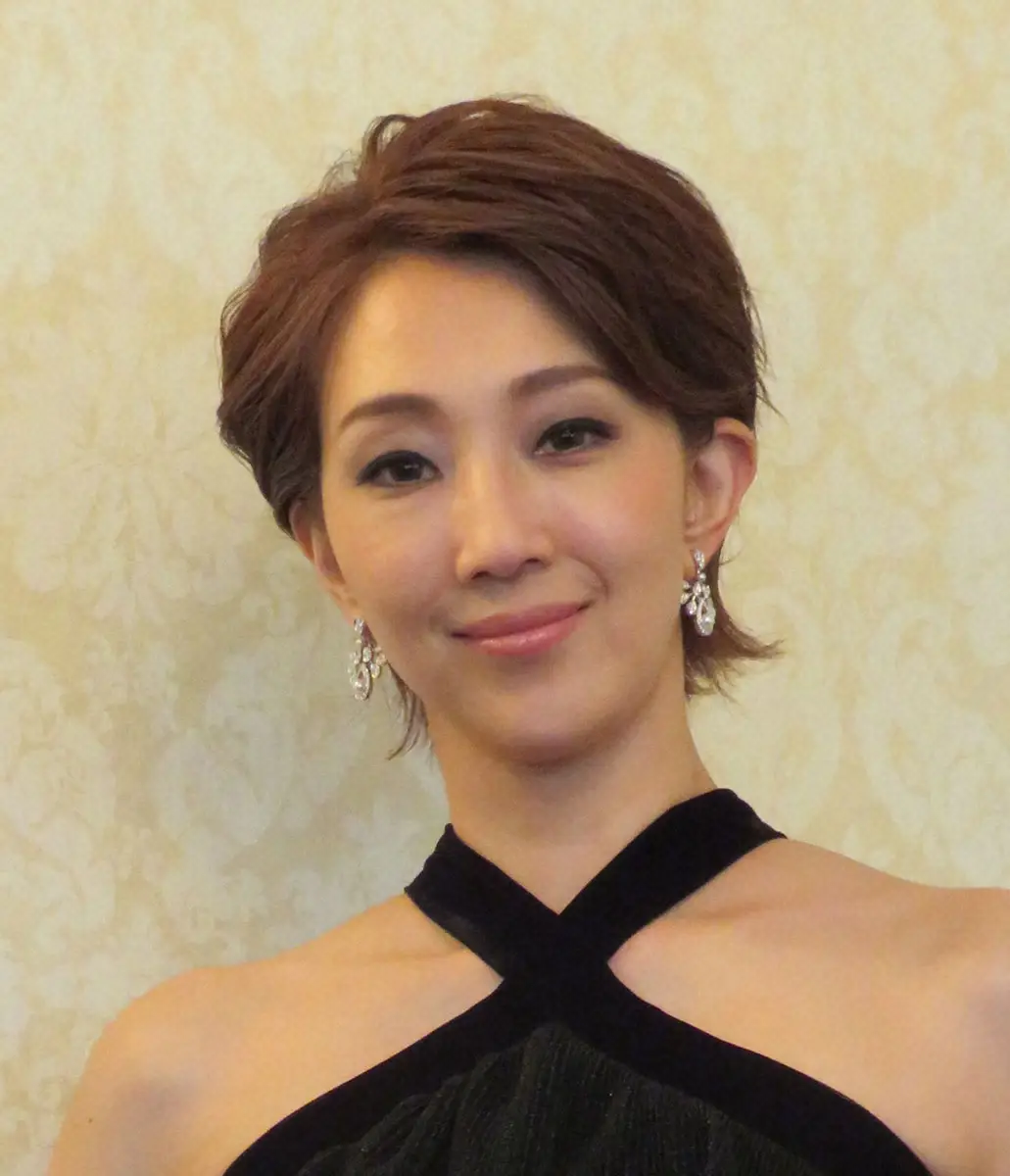 宝塚元トップ・紅ゆずる「私の妹です」　仲良しの人気女優とのオフショ披露に「2人ともかわいすぎ」の声