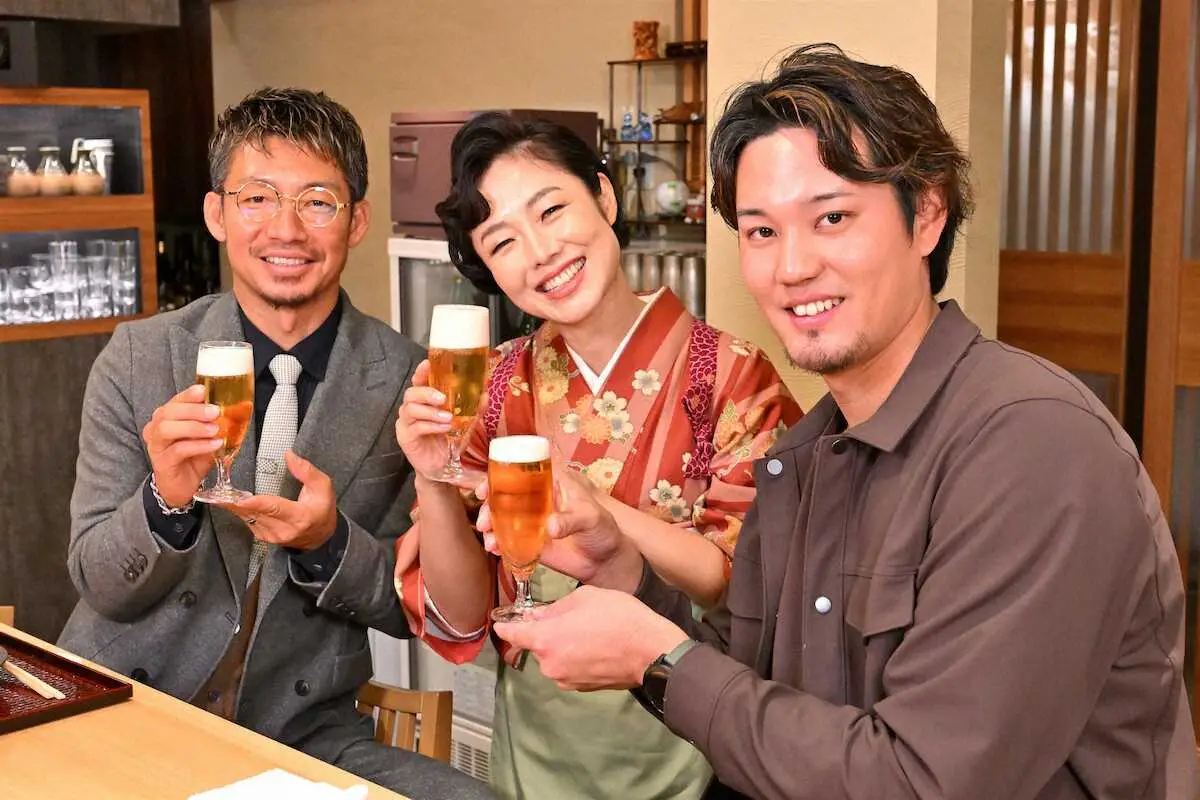 ビールを片手に軽妙なトークを展開する（左から）鳥谷敬氏、有働由美子、藤浪晋太郎投手（C）MBS