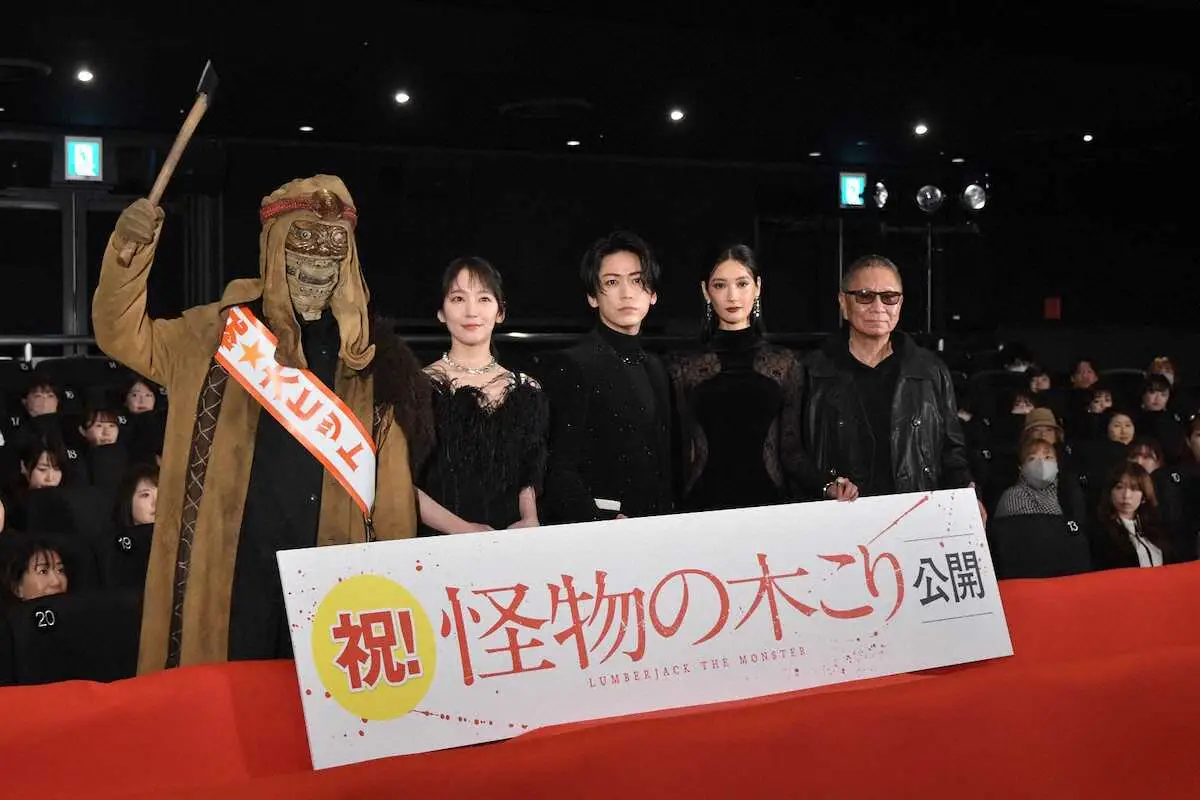 映画「怪物の木こり」の公開御礼舞台あいさつに出席した（左から）吉岡里帆、KAT－TUNの亀梨和也、菜々緒、三池崇史監督