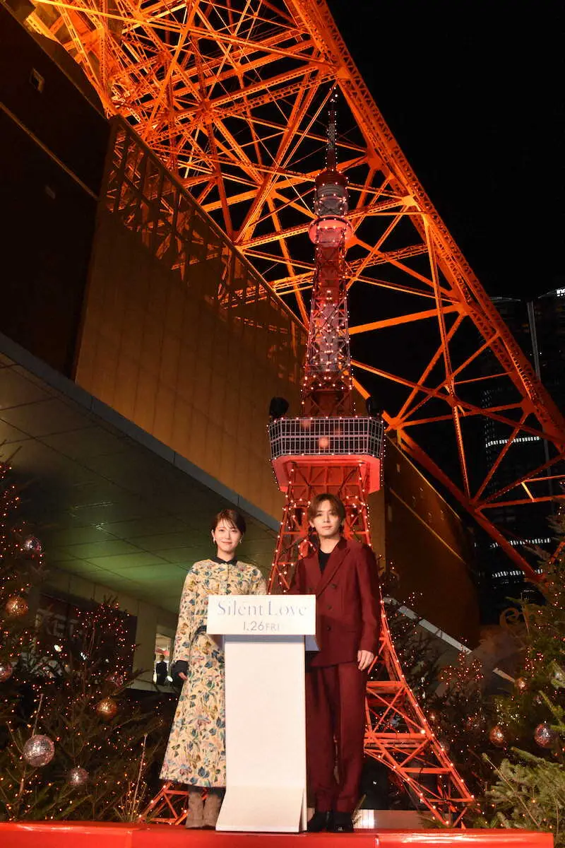 東京タワーのイルミネーション点灯式に出席したHey！Say！JUMPの山田涼介（右）と浜辺美波（撮影・糸賀日向子）