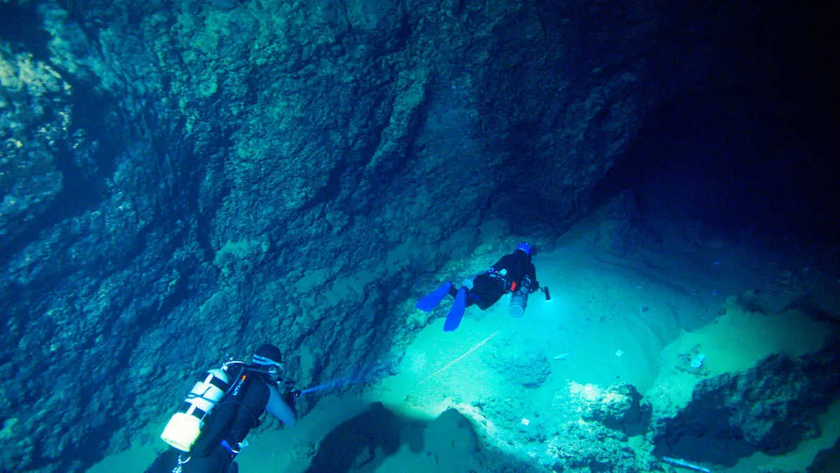 新番組「フロンティア」で、鹿児島県徳之島にある水中洞窟を取材する撮影班