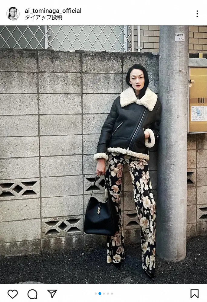 冨永愛　ブロック塀＆電信柱の街中ファッション写真に「さすがです」「近所には絶対いない」の声