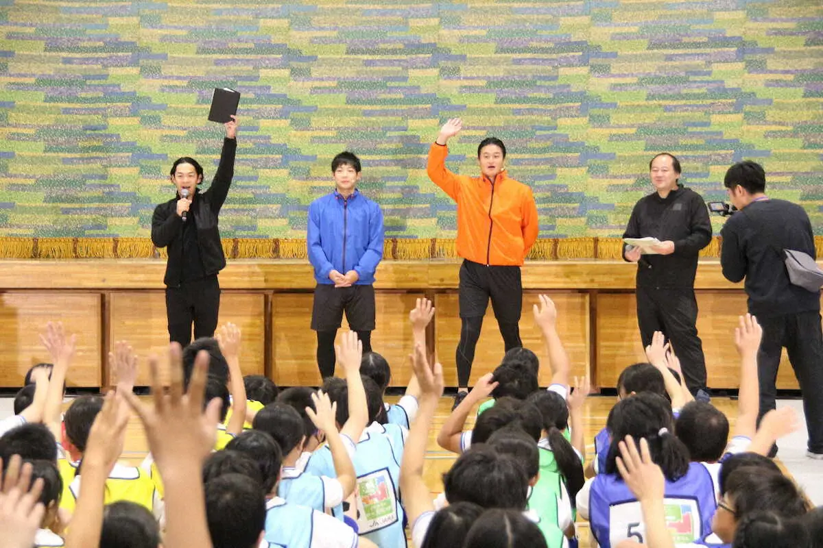 江東区立第四大島小学校で行われたAIを活用したスポーツテストにお笑い芸人のティモンディが参加した（左から）前田裕太、高岸宏行