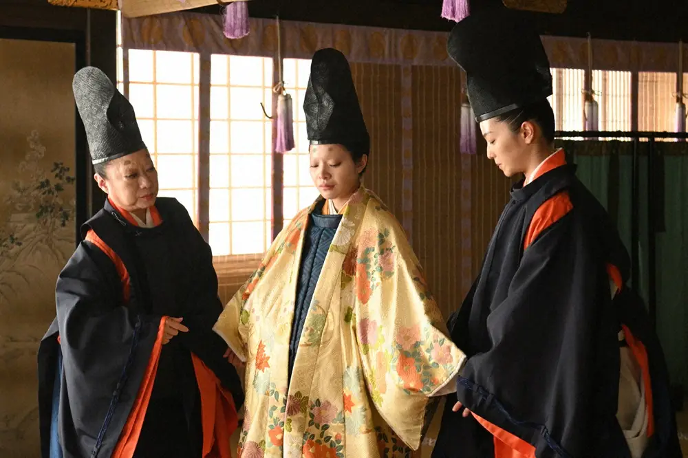 ドラマ10「大奥　Season2」第20話。土産の着物をまとった和宮（岸井ゆきの・中央）は…（C）NHK