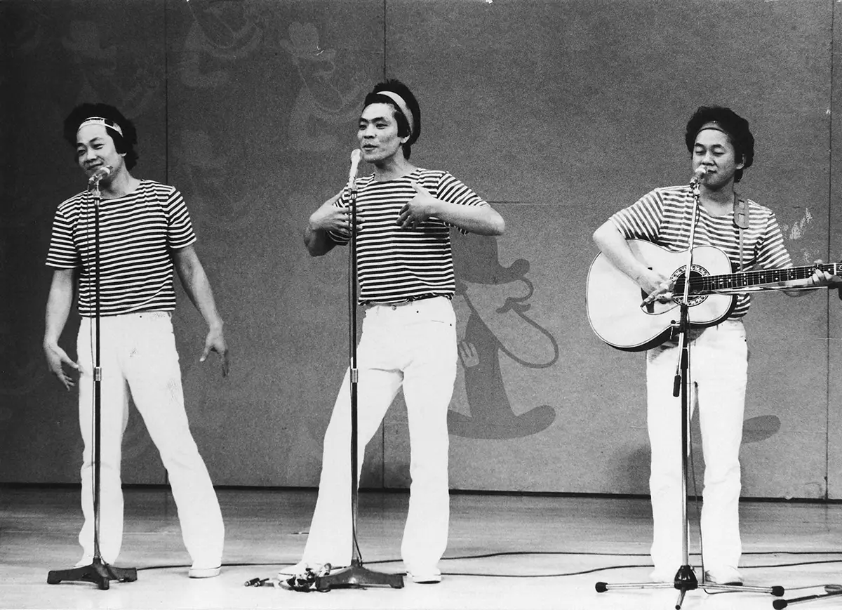 1982年、お笑いトリオ「ヒップアップ」の（左から）川上泰生、島崎俊郎さん、小林すすむさん