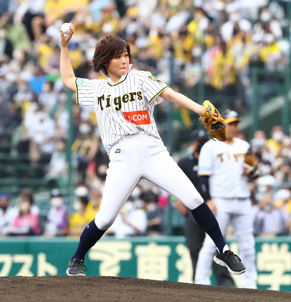 22年6月5日のプロ野球交流戦、阪神―日本ハム戦で始球式を務めた有働由美子アナウンサー