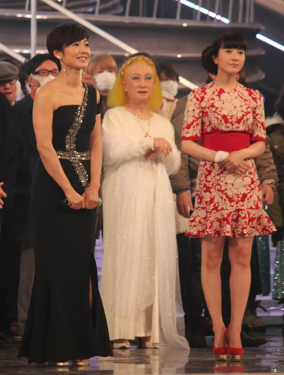 14年NHK紅白歌合戦、リハーサルで黒いドレスを着る総合司会の有働由美子アナウンサー（左）と赤組司会の女優・吉高由里子（右）