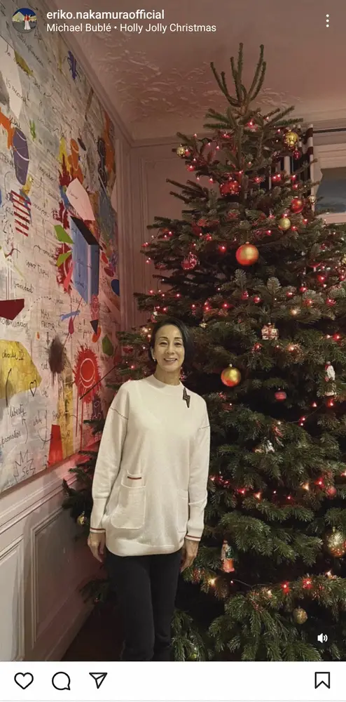 パリ在住の中村江里子　「4メートル近く」の豪華自宅クリスマスツリー披露に「素敵」「大きさも形も完璧」